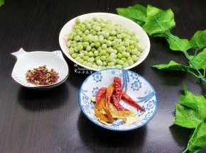 准备食材：甜豆、干辣椒、花椒、陈皮、椒盐