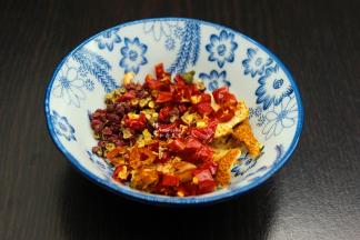 把干辣椒切碎、陈皮、花椒洗净；辣椒一定要干辣椒，才香，喜欢辣的，一定要多放辣椒，越辣越过瘾。
