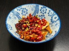 把干辣椒切碎、陈皮、花椒洗净；辣椒一定要干辣椒，才香，喜欢辣的，一定要多放辣椒，越辣越过瘾。