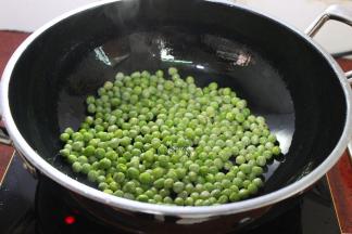 热锅，放油，把甜豆倒入锅里，中火翻炒；千万别小火，小火不脆香哦。