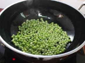 热锅，放油，把甜豆倒入锅里，中火翻炒；千万别小火，小火不脆香哦。