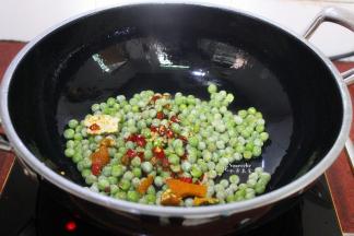 把干辣椒、陈皮、花椒、一起倒入锅里翻炒；让辣椒、陈皮、花椒完美的结合入味甜豆。