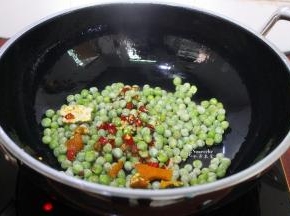 把干辣椒、陈皮、花椒、一起倒入锅里翻炒；让辣椒、陈皮、花椒完美的结合入味甜豆。