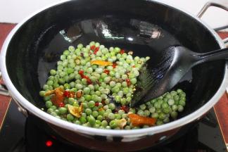 炒至吧啦吧啦响，辣味飘出，甜豆皮炸裂，就可以撒些椒盐，炒均匀出锅