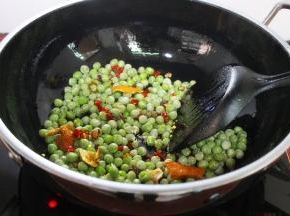 炒至吧啦吧啦响，辣味飘出，甜豆皮炸裂，就可以撒些椒盐，炒均匀出锅