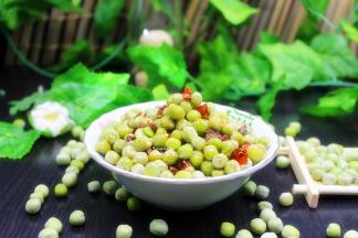 炒至吧啦吧啦响，辣味飘出，甜豆皮炸裂，就可以撒些椒盐，炒均匀出锅