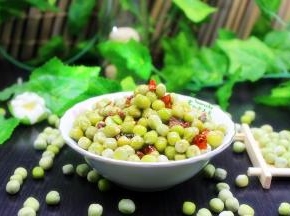 炒至吧啦吧啦响，辣味飘出，甜豆皮炸裂，就可以撒些椒盐，炒均匀出锅