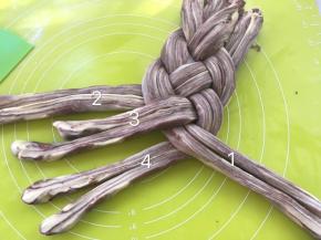 最后将1压在4的上面，将4折回来