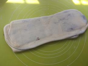 揉面垫上撒点干粉，将面片再次擀成同等长度