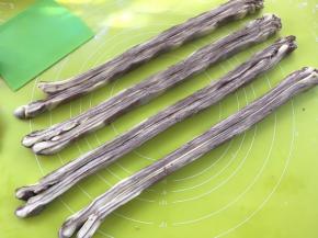 将裁好的横切面朝上，每两份摆放在一起