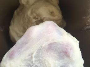 加水启动揉面程序，将面团揉至扩展状态