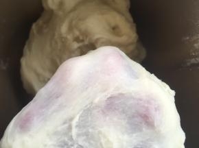 加水启动揉面程序，将面团揉至扩展状态