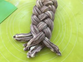 重复之前的步骤，同样方法将辫子编完整，最后再翻过来，将另外一边也编完整