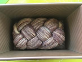 之后放入模具内，烤箱放碗热水，发酵