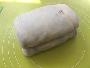 同11、12步的方法一样，将面团折成4折，收口处记得捏紧