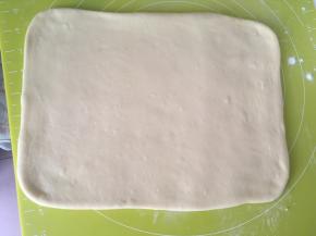 揉面垫上撒点干粉，将揉好的面团擀成长方形，大小是小号保鲜袋的大小