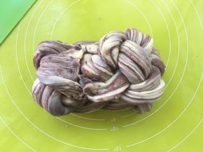 全部编好后，将辫子翻个面，将两个辫子头对在一起，收口处捏紧