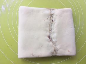 之后先将面片对折一下，收口处捏紧