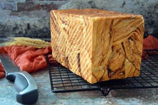 这是盖吐司盖子，烤成直角的金砖