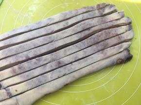 之后用钢尺将面片分成8等份