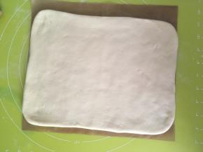 将擀好的面片放到油纸或者油布上，入冰箱冷冻半个小时