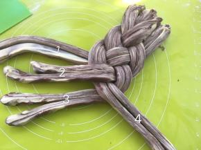 之后将四份摆放在一起，编成辫子，我是按照小曼老师的方法编的