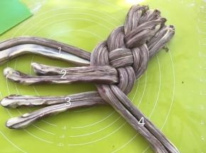 之后将四份摆放在一起，编成辫子，我是按照小曼老师的方法编的
