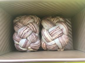 也可以将裁开的面条，单根来编，编成两个也很漂亮