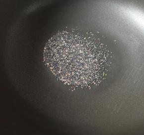 芝麻小火煸香备用