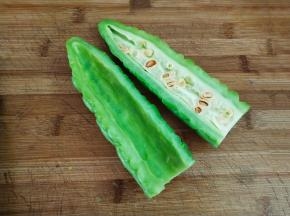 苦瓜洗净后切开，挖去籽和白膜
