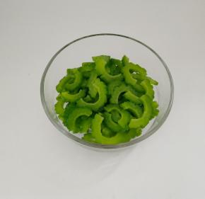 过凉白开，沥水后倒入碗里