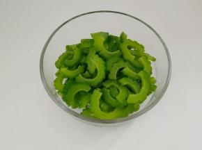 过凉白开，沥水后倒入碗里