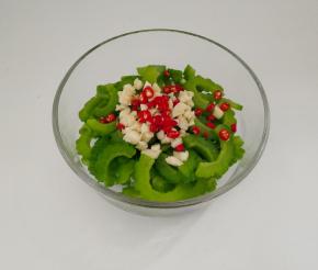 加入小米椒、蒜未