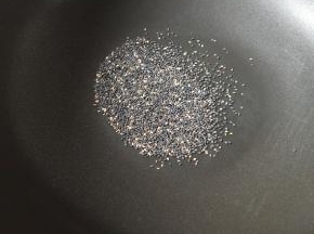 芝麻小火炒香备用