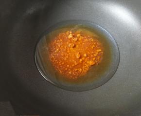 红糖清水倒入锅中