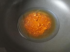 红糖清水倒入锅中