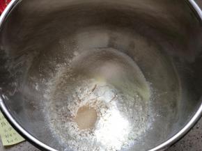 除蔓越莓和黄油外的食材放入厨师机桶内，盐和酵母分开