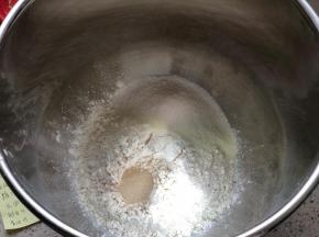 除蔓越莓和黄油外的食材放入厨师机桶内，盐和酵母分开