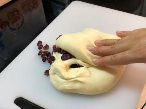 缓慢加水，预留水5克，因为面粉品牌不同吸水性有差异，注意填减