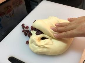 缓慢加水，预留水5克，因为面粉品牌不同吸水性有差异，注意填减