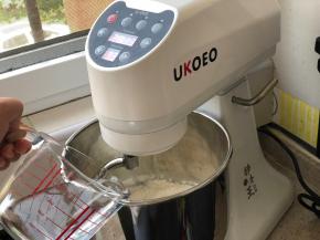 4档揉10分钟后加入提前软化的黄油，继续揉10分钟