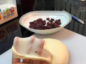 手动把蔓越莓干加入，也可以在揉面的最后一分钟，加入蔓越莓干
