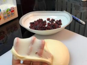 手动把蔓越莓干加入，也可以在揉面的最后一分钟，加入蔓越莓干