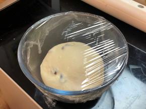 盖保鲜膜，温暖处发酵至两倍大