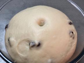 发酵至两倍大，检查：用手指粘面粉戳一下，洞口不回缩不塌陷，即完成第一次发酵