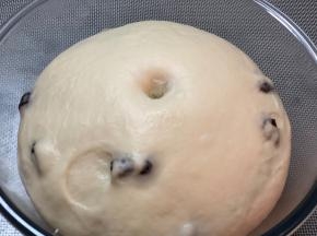 发酵至两倍大，检查：用手指粘面粉戳一下，洞口不回缩不塌陷，即完成第一次发酵