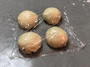 称重分成4分份，揉圆排气，盖保鲜膜醒面15分钟