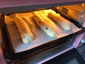 放入烤箱，设置40度下管，进行发酵，倒数第一层放个烤架，烤架上放一盆热水