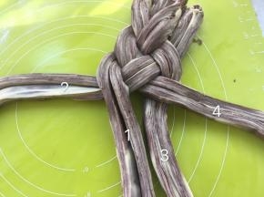 如图，先将1压在2的上面，记得编辫子的时候注意将横切面的花纹露出来