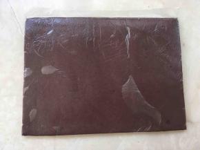 豆沙馅装入小号保鲜袋，保鲜袋对折，用擀面杖将豆沙均匀，之后入冰箱冷冻